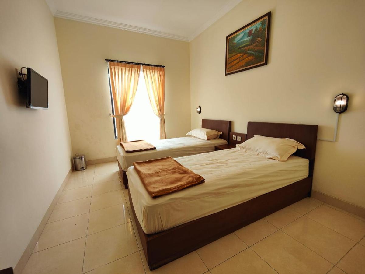 Adiputra Guesthouse 2 By Homiq Ngabean Dış mekan fotoğraf