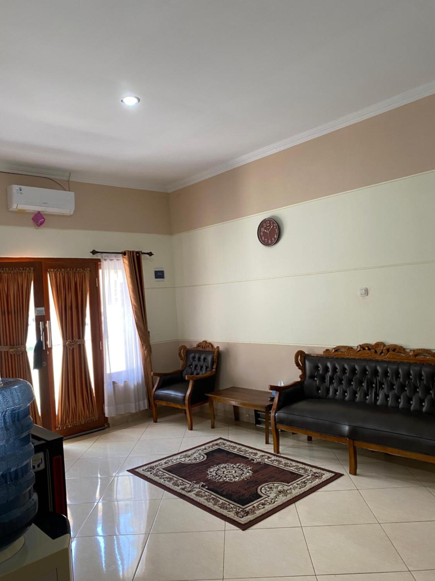 Adiputra Guesthouse 2 By Homiq Ngabean Dış mekan fotoğraf