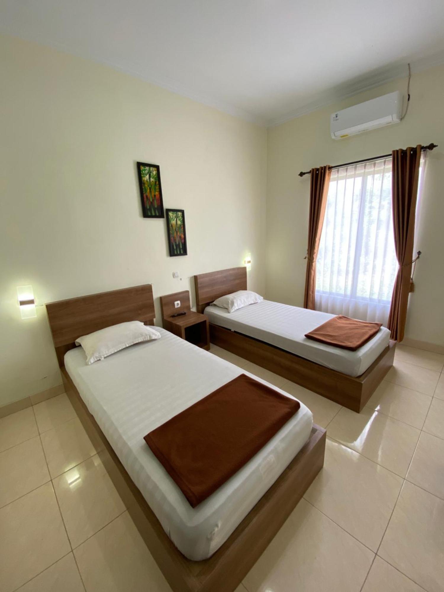 Adiputra Guesthouse 2 By Homiq Ngabean Dış mekan fotoğraf